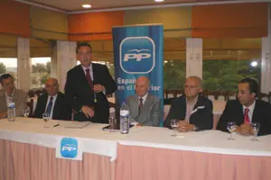  Prada se dirige a los asistentes al acto celebrado en Lisboa.