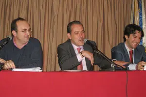  Agustín Torres, durante el acto de clausura, junto a Julio Olmos y Manuel Báñez, de la Federación España.