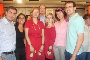  La secretaria de Organización, Leire Pajín, y el ministro de Educación, Ángel Gabilondo, junto a los representantes de las agrupaciones de JSE en el exterior, durante la celebración del Comité Federal.