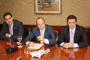  El alcalde de Almería –en el centro–, junto a dos ediles en la rueda de prensa.