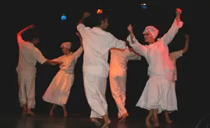  Un momento de la actuaci&oacute;n de bailes.