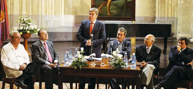  El presidente de las Cortes, José Manuel Fernández Santiago, acompañado por el resto de autoridades, se dirige a los presentes en el acto celebrado en la Basílica de San Francisco de Asís.