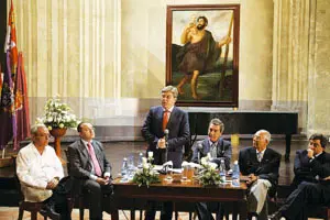 El presidente de las Cortes, José Manuel Fernández Santiago, acompañado por el resto de autoridades, se dirige a los presentes en el acto celebrado en la Basílica de San Francisco de Asís.