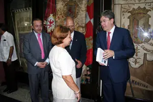 El presidente de las Cortes regaló un libro a Lida Libran.