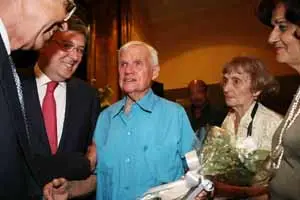  Fernández Santiago y Rabanillo entregaron el premio ‘Sánchez Tamame’ a Claudio Surribas y su esposa, en presencia de la hija de Sánchez Tamame, Gloria Sánchez.