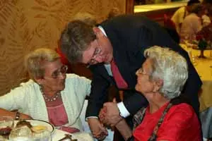 Fernández Santiago saludó a los asistentes a la comida en el hotel Habana Libre Tryp.