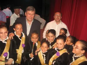 Las bailarinas más pequeñas que participaron en el espectáculo pidieron fotografiarse con Fernández Santiago y Colsa.