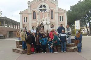 Los participantes en el viaje posan delante de la iglesia de María Auxiliadora.