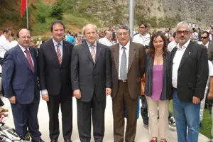  El presidente del Centro Asturiano, el alcalde de Barcelona, el presidente de la Generalitat, el presidente del Consejo de Comunidades Asturianas, una concejala de Sarriá y el vicepresidente del Centro de Barcelona.