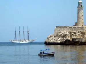  El buque de vela, frente a la entrada de la bahía habanera.
