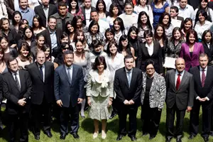 Algunos de los estudiantes becados con las autoridades asistentes al acto.
