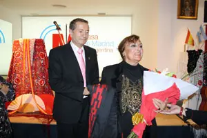 Nati Mistral, acompañada de Ramón Carballo, recibe un ramo de flores.