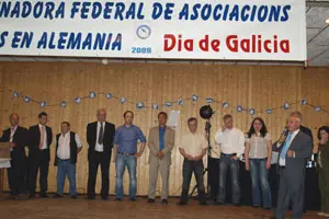  Ramiro Vieito, presidente de la Coordinadora –a la dcha.–, se dispone a entregar obsequios a los presidentes de los centros.