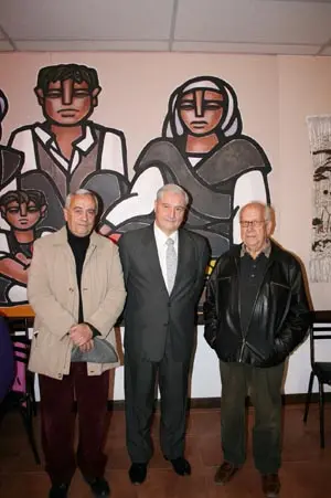  De izda. a dcha., Carlos Penelas, Higinio Mart&iacute;nez y Juan Carlos S&aacute;nchez, con el mural de S&aacute;nchez de fondo, al t&eacute;rmino de la conferencia.