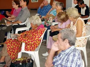  Los mayores siguieron las actuaciones del grupo de baile de la asociaci&oacute;n.