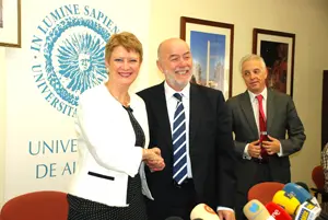 Consuelo Rumí saluda al rector de la Universidad de Almería, Pedro Molina, tras la firma del convenio.
