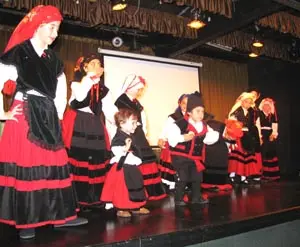  El cuerpo de baile de la escuela infantil, durante su actuaci&oacute;n.