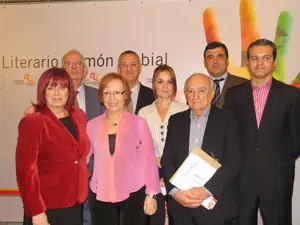 Dirigentes de la Fundación, miembros del jurado de la primera edición, junto a los dos premiados.