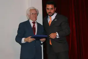  Juan Santos entrega la distinción al pintor Manuel Cordeiro.