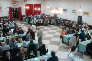  Aspecto que ofrec&iacute;a el sal&oacute;n donde se celebr&oacute; el evento, momentos antes de que se iniciase la cena.