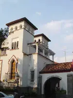 Fachada de la Casa Colonia del HCV en Caracas.