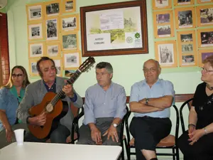 Emigrantes retornados e inmigrantes disfrutaron de la música y el baile.