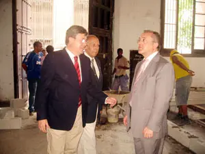 Félix Colsa –1º por la dcha.–, junto a Fernández Santiago y Rabanillo, en la visita a las obras del Centro de Día.