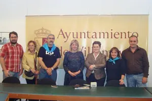  Ordiz, en el ayuntamiento de Villamayor con la alcaldesa y el presidente del Centro Asturiano.