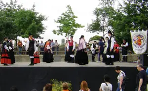  Actuaci&oacute;n dun dos grupos folcl&oacute;ricos que interviron na festa desenrolada no Parque de Can Oriol.