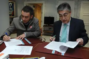  Francisco Vallverd&uacute; y Salvador Fern&aacute;ndez suscriben el convenio.