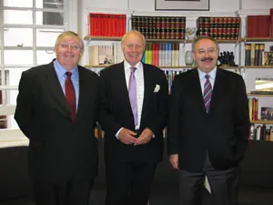  De izda. a dcha., Paul Preston, David Brighty y Ram&oacute;n Villares, durante su encuentro en Londres.