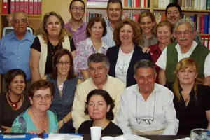 Los participantes en la asamblea posan en una foto de familia. 