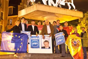 Un momento de la pegada de carteles que hizo el PP junto al monumento a Don Quijote en Bruselas.