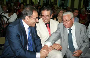  Pablo Barrios –izda.– charla con Machín y González, durante la clausura de las festividades por el Día de Canarias.