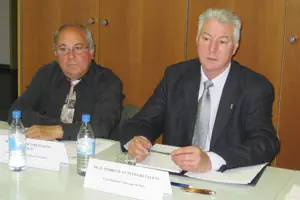 Los delegados de Lyon –izda.– y París durante la conferencia.