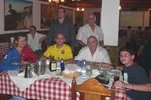 Algunos de los asistentes a la gran noche futbolera.