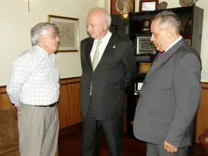 De izda. a dcha., Antonio Expósito, Ricardo Melchior y Efraín Medina, durante la recepción en el Cabildo de Tenerife.