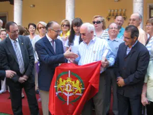 Ramiro Ruiz entregó una bandera de Valladolid a la delegación.