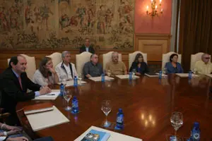  Un momento de la reuni&oacute;n entre Louz&aacute;n -a la izda.- y los representantes de la colectividad.