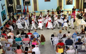 Los grupos de bailes canarios actuaron con elevado nivel profesional