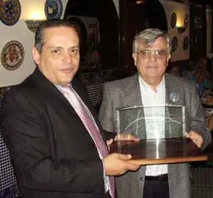 Efraín Medina, entonces viceconsejero de Emigración del Gobierno canario, recibe un presente de manos de Antonio Expósito, presidente de Fedecanarias, en nombre de todas las entidades canarias de Venezuela, acto realizado el 9 de junio de 2007.