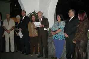 El profesor Francisco Ramón González, presidente de la Academia de la Cultura Canario-Venezolana, durante su alocución, en compañía de las autoridades invitadas.