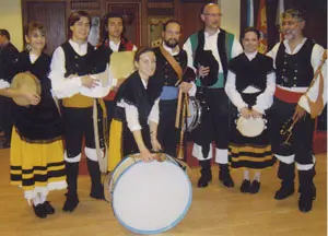  Miembros de la escuela de baile y gaitas &lsquo;Airi&ntilde;os da Terra&rsquo; que actuaron en la clausura del acto.