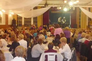 Los asistentes disfrutaron un año más de la jornada de bingo y chocolate.