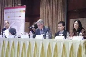 Parte de las autoridades ponentes del foro.
