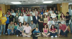  En el centro, el presidente del Consejo de Comunidades Asturianas, el presidente de FICA y la presidenta del Centro Asturiano de Alcobendas, rodeados de los alumnos y alumnas que participaron en el curso.