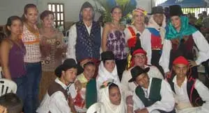 La ‘chicharrera’ Rosa Alonso, junto a su madre y amigos con la agrupación ‘Beñesmen’ de Valle de La Pascua.