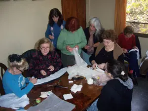 Grupo de mujeres que participan en el curso de trajes tradicionales.
