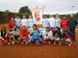 Algunos de los participantes en el torneo de tenis organizado por la entidad.