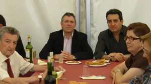  Alg&uacute;ns dos asistentes degustando a coci&ntilde;a t&iacute;pica galega.